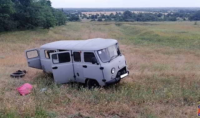 В Волгоградской области «буханка» слетела в кювет из-за оторвавшегося колеса