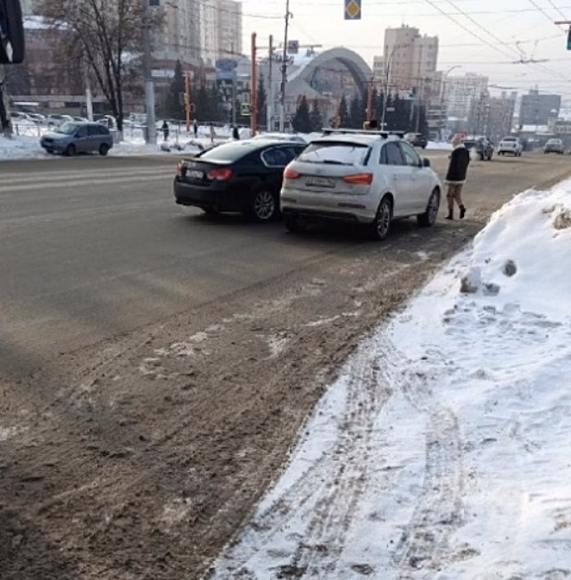 Две легковушки попали в аварию у кемеровского цирка