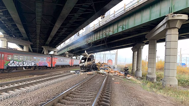 В Петербурге тягач упал на железнодорожные пути после столкновения с ограждением