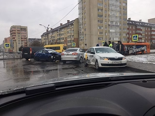 В Калининграде проезд по Карамзина оказался затруднён из-за ДТП