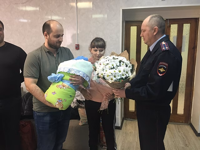 В роддом на патрульном авто: полицейский из Тольятти помог беременной вовремя добраться до больницы