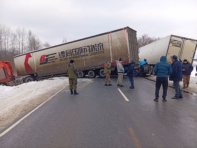 Серьёзное ДТП сильно затруднило движение на кузбасской трассе