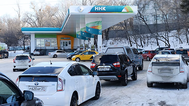 Автолюбители часами стоят в очередях на АЗС в Хабаровске
