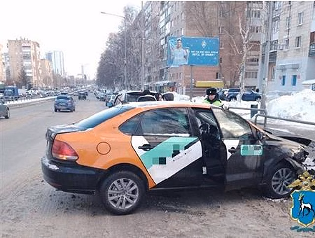 В Самаре легковушка врезалась в пешеходное ограждение на ул. Ново-Садовой
