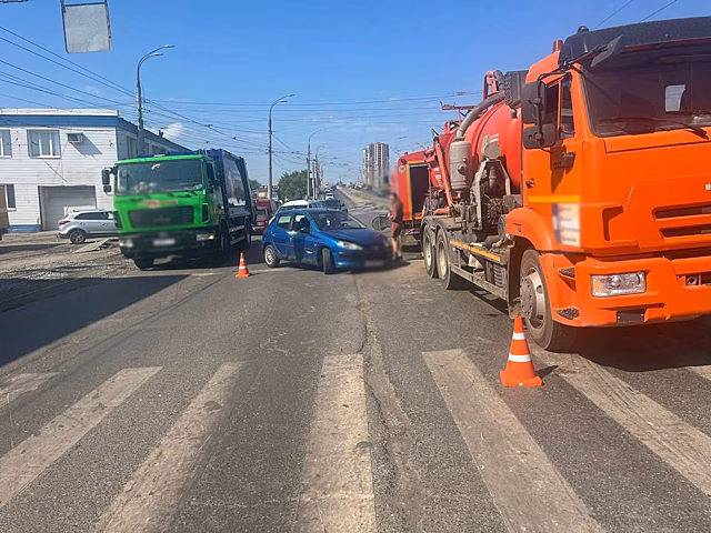 На улице Карла Маркса в Ижевске автоледи въехала в КАМАЗ
