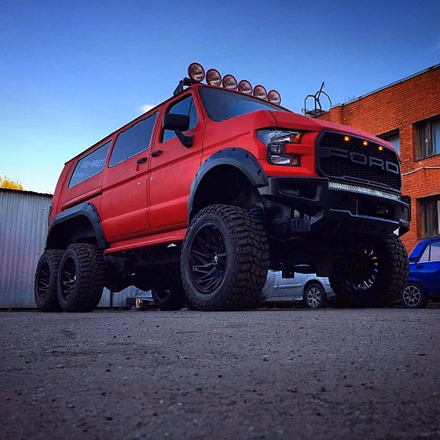 Тюнеры из Санкт-Петербурга переделали микроавтобус Ford в вездеход