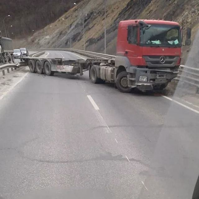Вот это развернуло: на объездной во Владивостоке произошло ДТП