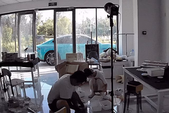 "Сбежавшая электричка": Xiaomi SU7 сам завелся и уехал на глазах владельца