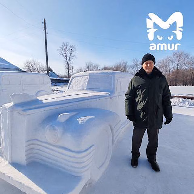 Пенсионер построил из снега «Эмку», «Чайку» и ЗИС
