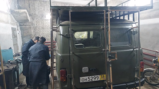 Волонтеры из Донецка переоборудовали инкассаторскую машину под чудо-юдо-броневик для раненых