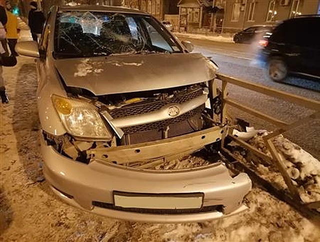 Женщина на Toyota сбила вышедшего из трамвая парня в Самаре