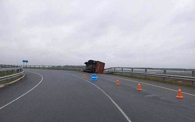 Появились подробности ДТП с перевёрнутой фурой в Гурьевском районе