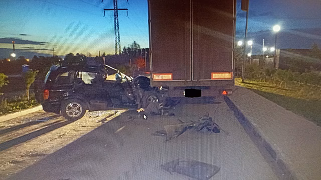 В Новосибирске пассажирка Toyota RAV4 погибла в ночном ДТП с фурой