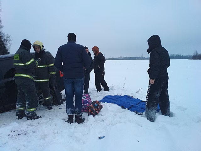 "Чтобы не замерзнуть, она ходила вокруг машины и кричала": поисковики рассказали, как спасали застрявшую ночью в поле молодую мать