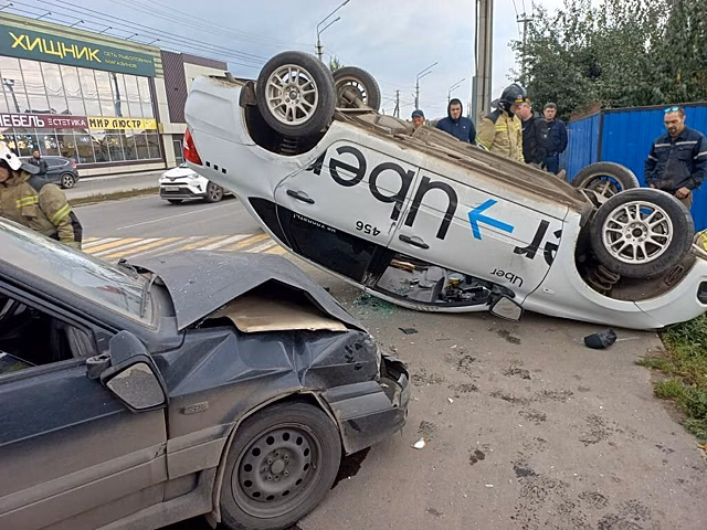 В ДТП с такси под Саратовом покалечилась двое мужчин и 19-летняя девушка