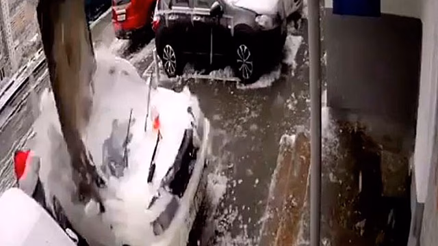 Автомобиль всмятку: падение бетонной плиты на машину во Владивостоке попало на видео 