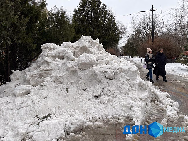Навалили кучу: на центральной улице Ростова городские службы &laquo;решили&raquo; проблему со снегом