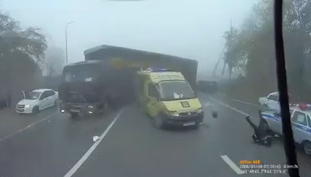 Фура снесла скорую помощь и полицейских на месте ДТП в Кабардино-Балкарии. Видео