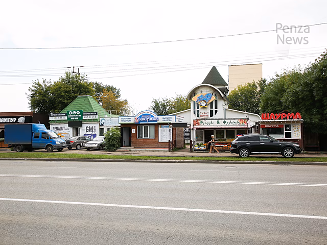 На улице Карпинского демонтированы павильон по продаже шаурмы и ларек с фруктами