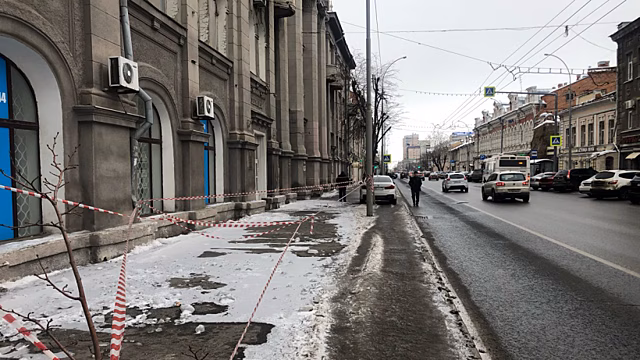 В центре Саратова из-за автохама и опасных крыш пешеходы идут по проезжей части