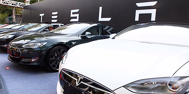 Выпуск полностью беспилотного автомобиля от Tesla сорвали