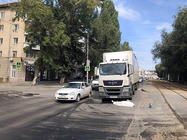 Водитель-пенсионер фуры насмерть раздавил долгожительницу Саратова