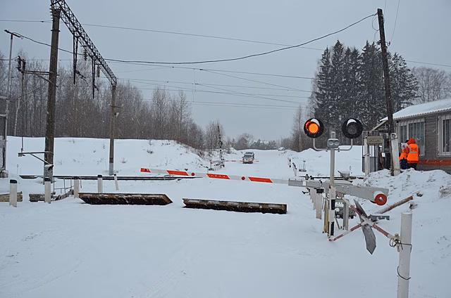 В Радужном ограничат движение машин через железнодорожный переезд