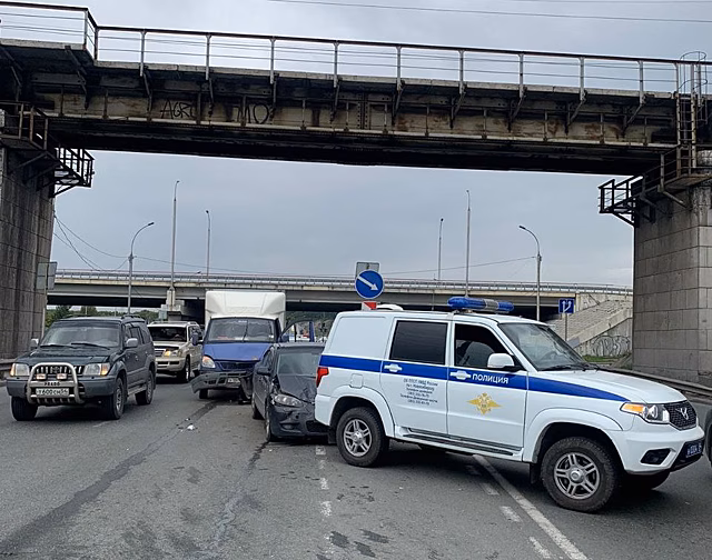 В Новосибирске на Бердском шоссе произошло ДТП с участием полицейского УАЗа