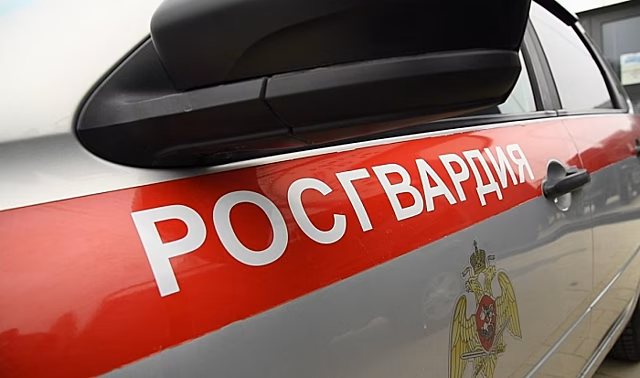 Росгвардия задержала водителя, протаранившего ворота частного дома