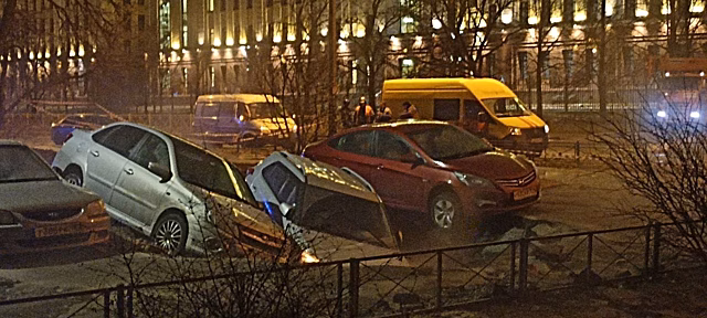 Две машины на стоянке в Петербурге провалились в яму с кипятком