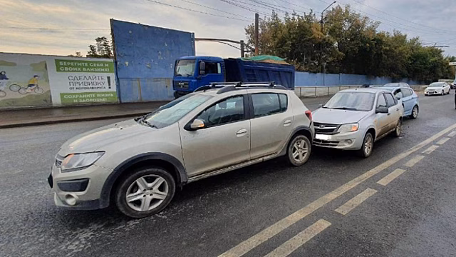 В Саратове женщину доставили в больницу после столкновения трех машин