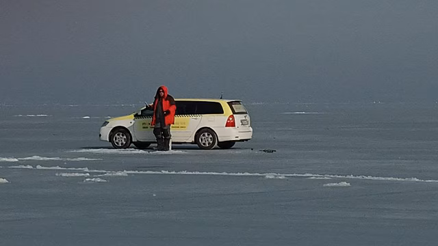 Во Владивостоке продолжаются рейды по выявлению рыбаков, выезжающих на лед на автомобилях