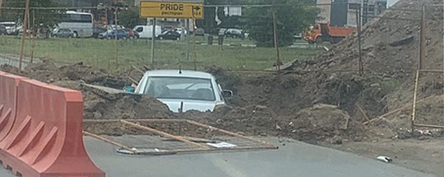 В Ижевске водитель на автомобиле LADA не заметил коммунальную яму и заехал в нее