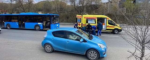 Во Владивостоке грузовик сбил девушку, вышедшую из автобуса прямо на проезжую часть