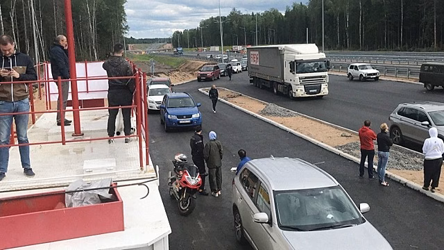 «Бензина нет!»: Автомобилисты стали заложниками АЗС на трассе Москва — Петербург