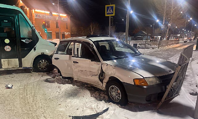 В Благовещенске на Театральной произошла авария с участием автобуса и легкового автомобиля