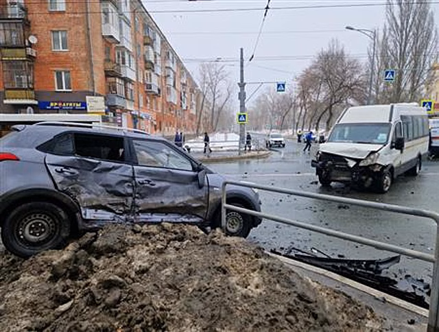 В ДТП с легковушкой и микроавтобусом в Самаре пострадала женщина