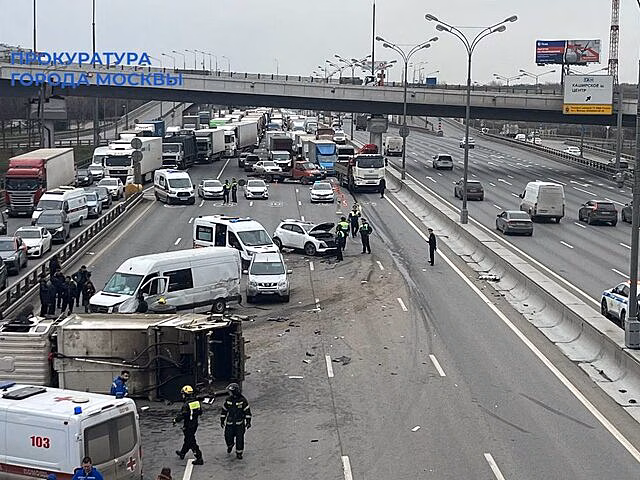 Три человека пострадали в ДТП на внутренней стороне 24-го км МКАД