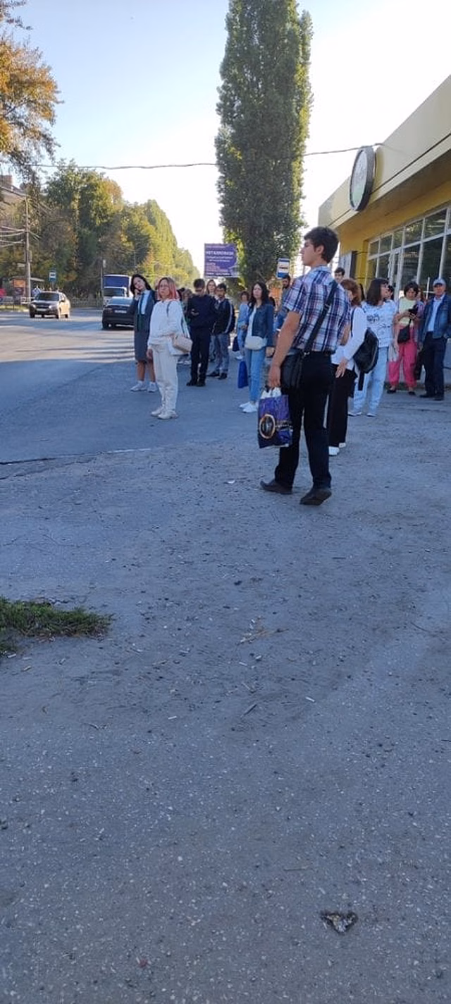 «Человек 50 в ожидании». Саратовец пожаловался на очередь к маршрутке, которую запустили из-за строительства скоростного трамвая
