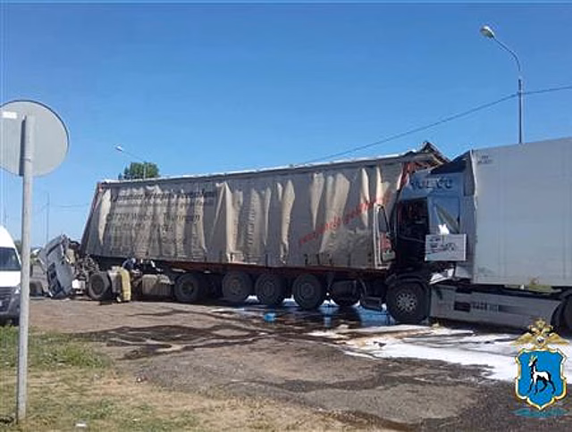 Две фуры столкнулись в Самарской области, один водитель погиб
