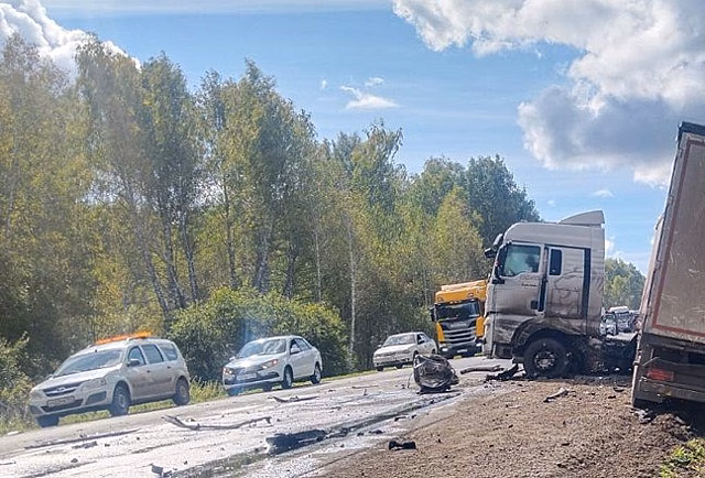 КамАЗ и фура разбили внедорожник Toyota Land Cruiser под Новосибирском