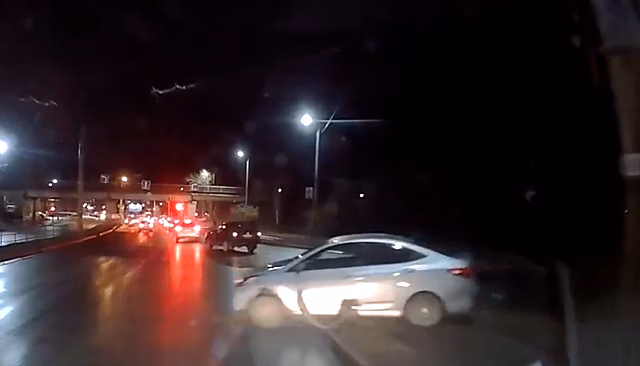 Самосвал с песком опрокинулся на легковой автомобиль в Петрозаводске