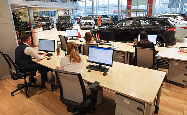 Автосалоны, теряя продажи, пошли в атаку на интернет –  тот "последний доллар"  отбирает