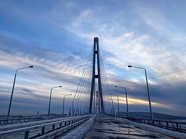 Обледенение Русского моста назвали уникальным случаем в мировой практике