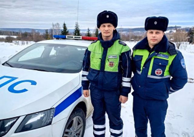 В Пермском крае сотрудники Госавтоинспекции оказали помощь автоледи, попавшей в дорожно-транспортное происшествие