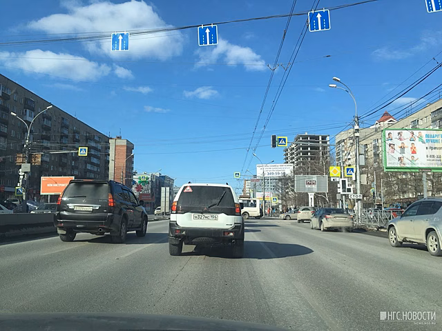 Светофоры погасли: машины на Красном проспекте встали в пробку на двух перекрёстках