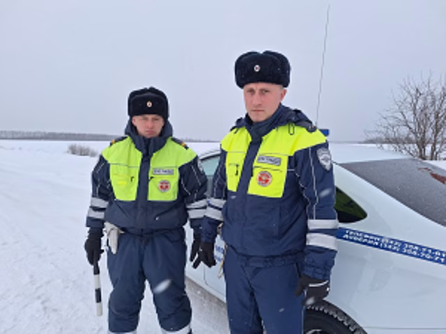 Экипаж ДПС оказал известному свердловскому триатлонисту Сергею Дементьеву помощь на трассе