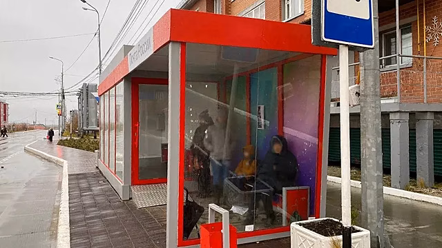 «Полы с подогревом и камеры»: в Тазовском открыли теплые остановки