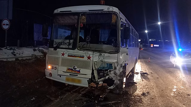 Легковушка и автобус столкнулись на автодороге в Удмуртии