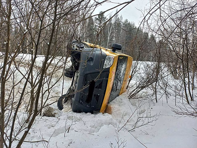 В Кировской области столкнулись школьный автобус и «Форд»